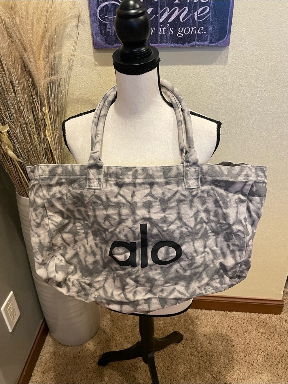 ALO Yoga Tie Dye Gray Shopper Oversized Beach Tote Bag Gray & Black - Picture 5 of 9